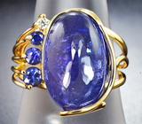 Золотое кольцо с крупным танзанитом 13,58, синими сапфирами и бриллиантами