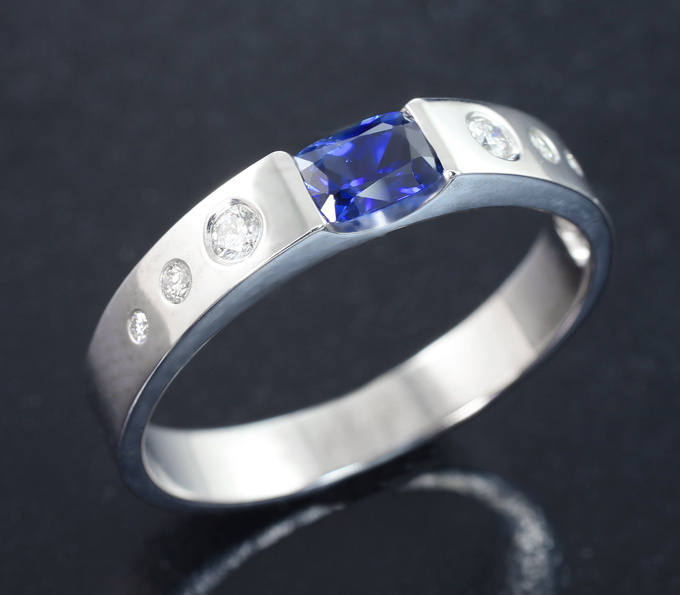 Кольцо с цейлонским синим сапфиром 0,38 карата и бриллиантами