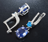 Серебряные серьги с насыщенно-синими сапфирами и «неоновыми» апатитами 