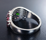 Чудесное серебряное кольцо с диопсидом и родолитами гранатами