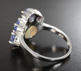 Яркое серебряное кольцо с кристаллическим эфиопским опалом и танзанитами 