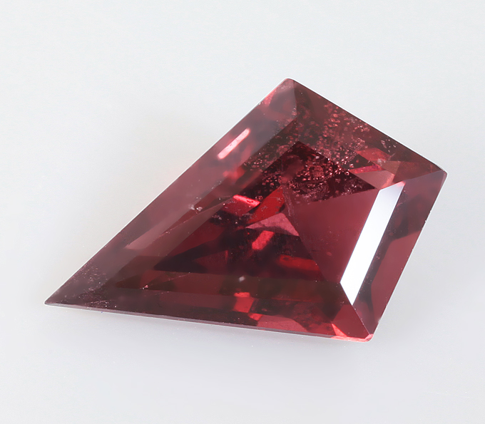 Шпинель авторской огранки 1,05 карата