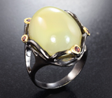 Серебряное кольцо с пастельно-желтым опалом и родолитами