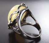 Серебряное кольцо с пастельно-желтым опалом и родолитами
