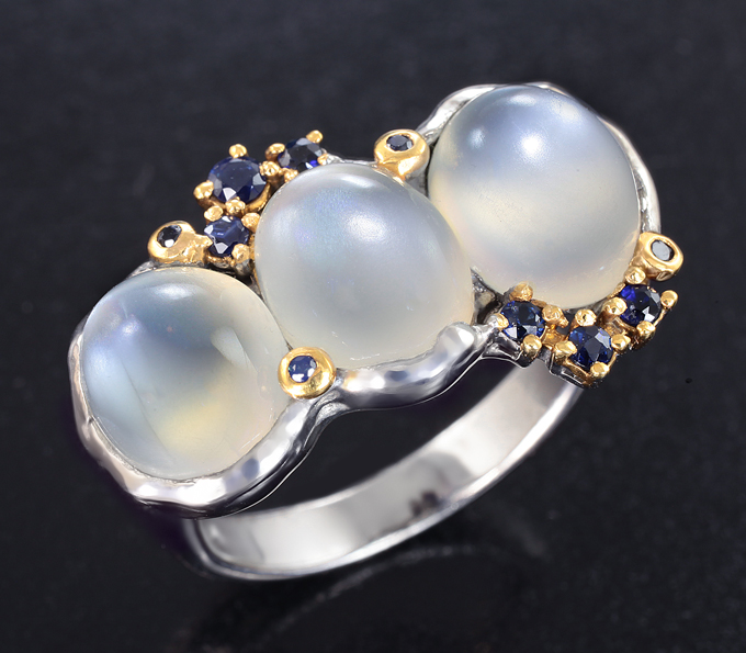 Серебряное кольцо с лунным камнем 9,9 карата и синими сапфирами