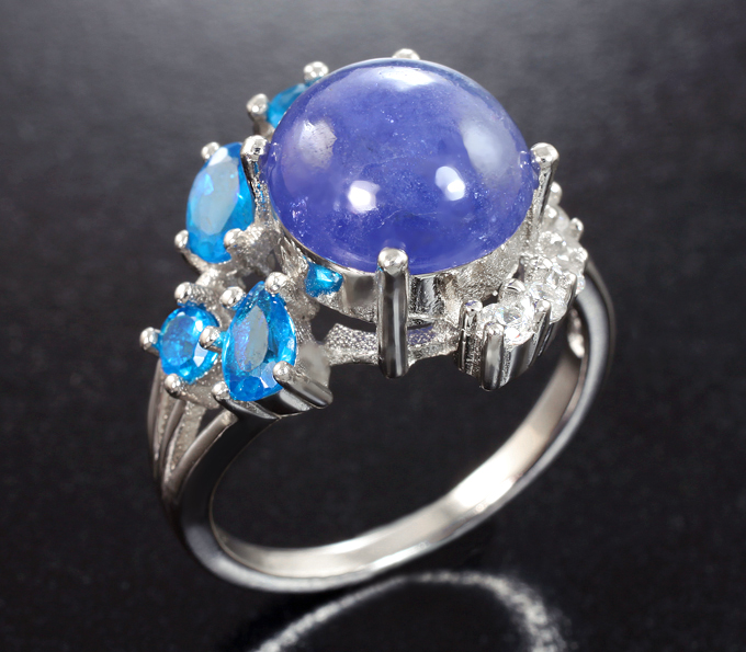 Серебряное кольцо с танзанитом и «неоновыми» апатитами