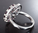 Эффектное серебряное кольцо с родолитами и бирюзой
