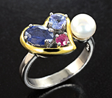 Романтичное серебряное кольцо с жемчужиной, синим сапфиром, танзанитом и рубином