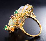 Роскошное золотое кольцо со «светящимися» эфиопскими опалами 17,39 карата, уральскими изумрудами и рубинами Золото