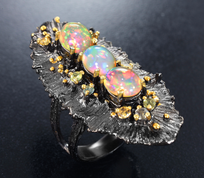 Серебряное кольцо с кристаллическими эфиопскими опалами, сапфирами и цитрином