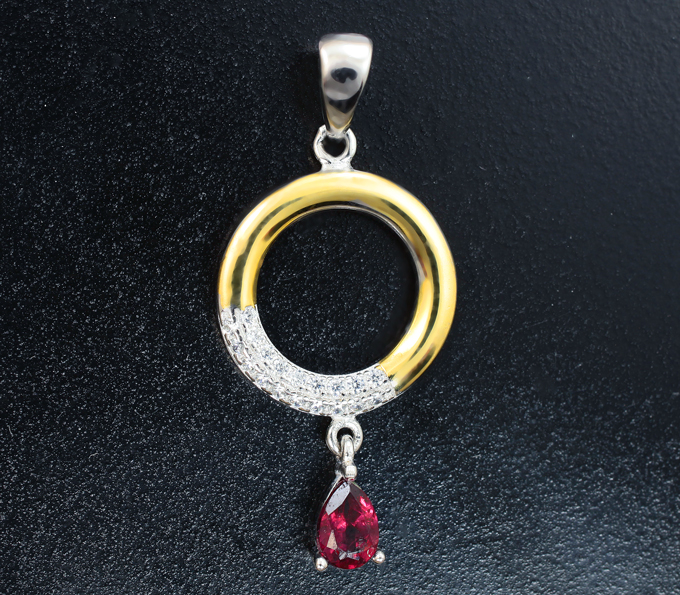 Оригинальный серебряный кулон с родолитом