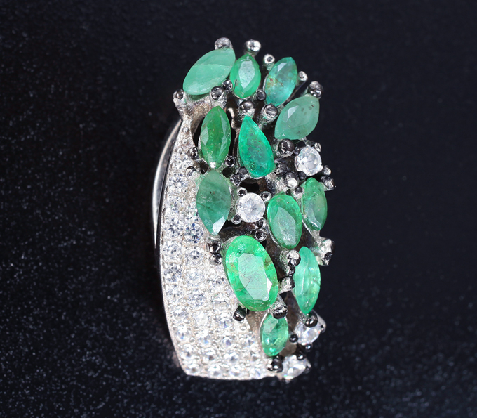 Стильный серебряный кулон с яркими изумрудами