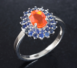 Яркое сербряное кольцо с ограненным оранжевым опалом и синими сапфирами бриллиантовой огранки