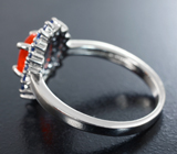Яркое сербряное кольцо с ограненным оранжевым опалом и синими сапфирами бриллиантовой огранки