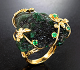 Неповторимое золотое кольцо с крупной друзой 59,39 карата и ограненными уральскими изумрудами, черными и бесцветными бриллиантами Золото
