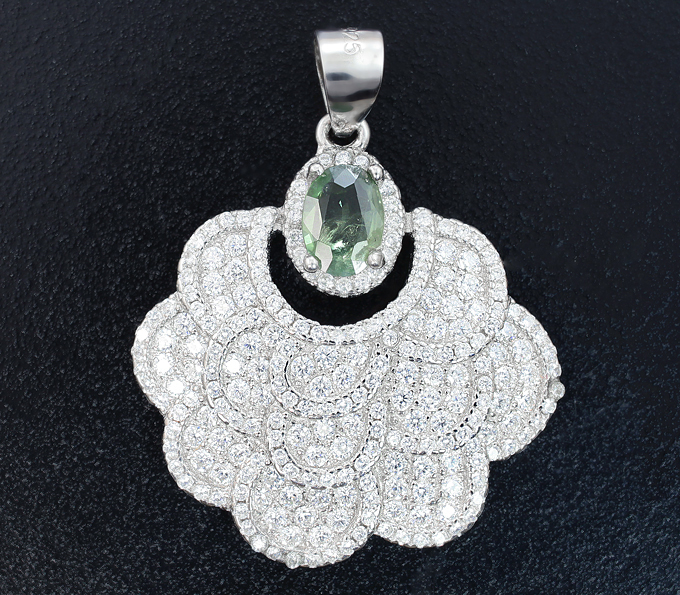 Превосходный серебряный кулон с зеленым сапфиром