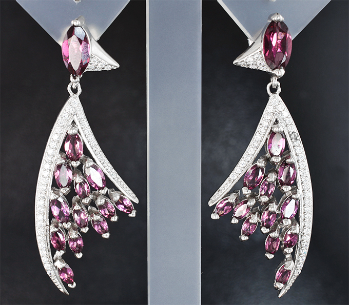 Эффектные серебряные серьги с родолитами