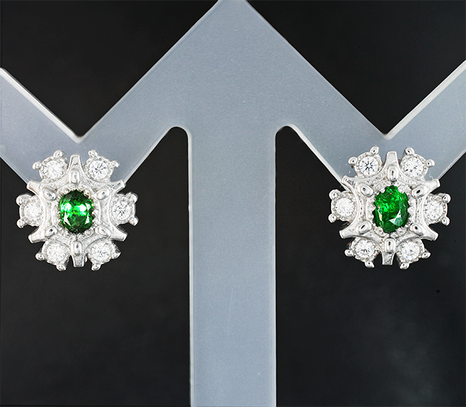 Серебряные пусеты с насыщенными цаворитами