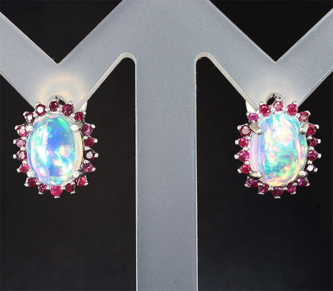 Серебряные серьги с кристаллическими эфиопскими опалами и рубинами