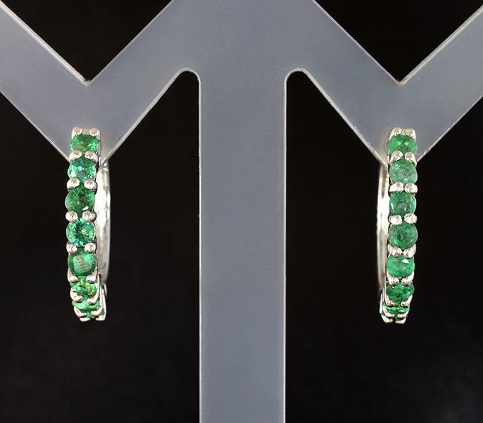 Стильные серебряные серьги с яркими изумрудами