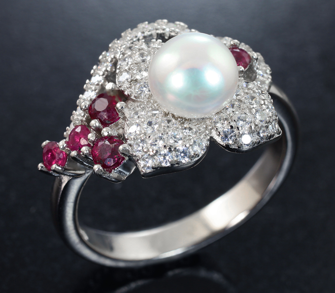 Эффектное серебряное кольцо с жемчужиной и рубинами