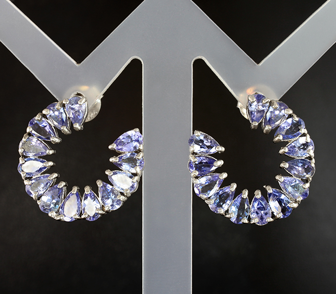Впечатляющие серебряные серьги с танзанитами