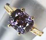 Кольцо с крупной шпинелью высокой чистоты 3,35 карата и бесцветными сапфирами