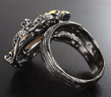 Серебряное кольцо с бежевым опалом и синими сапфирами