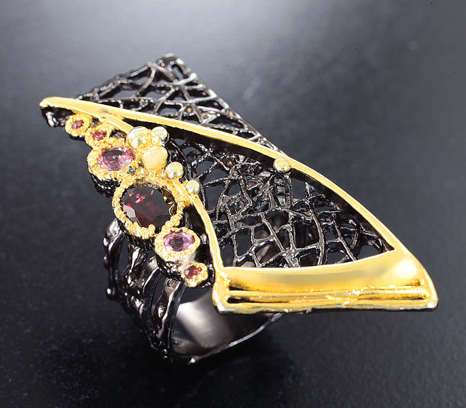 Серебряное кольцо с альмандином гранатом и розовыми турмалинами