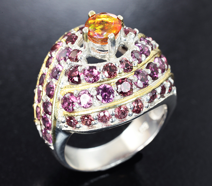 Серебряное кольцо с ограненным оранжевым опалом и родолитами