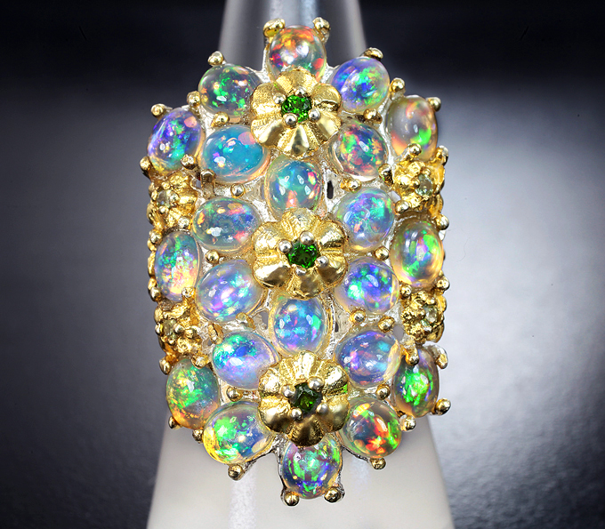 Серебряное кольцо с кристаллическими эфиопскими опалами, диопсидами и перидотами