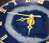 Часы с циферблатом из крупного слайса синего агата 