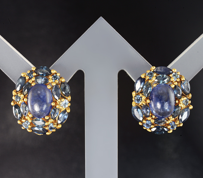 Эффектные серебряные серьги с синими сапфирами