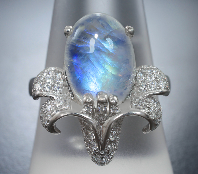 Крупное серебряное кольцо с лунным камнем