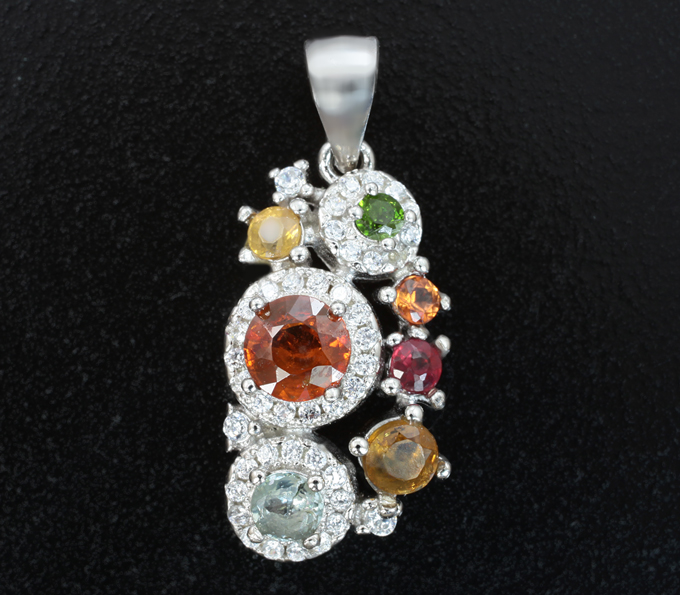 Праздничный серебряный кулон с разноцветными сапфирами