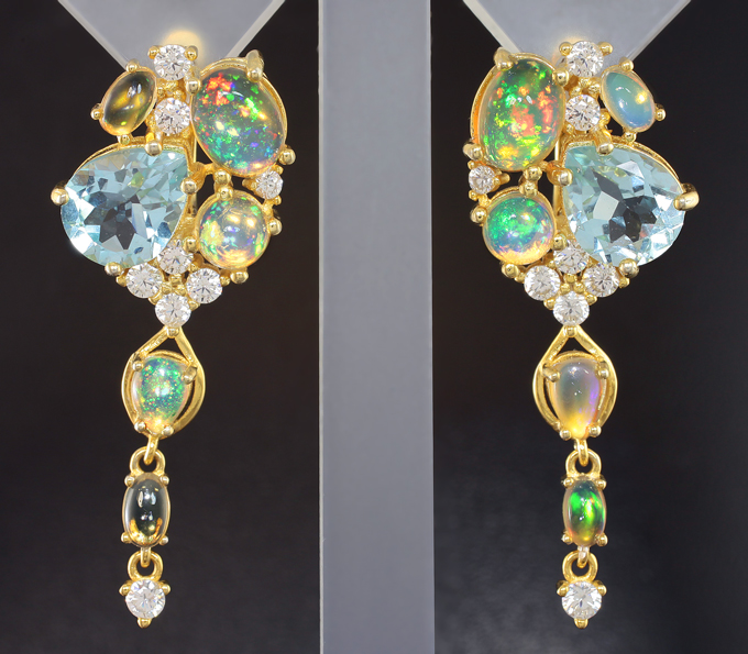 Великолепные серебряные серьги с голубыми топазами и эфиопскими опалами 