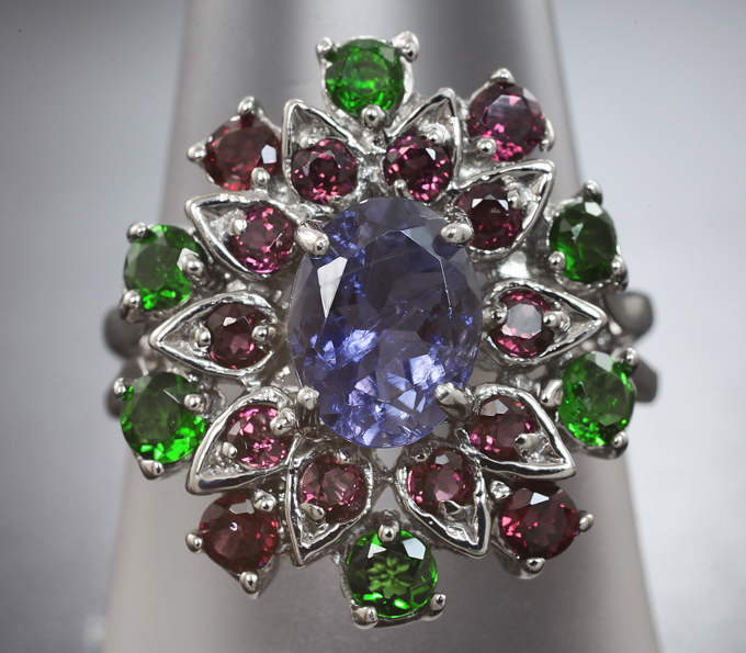 Эффектное серебряное кольцо с иолитом, диопсидами и родолитами 