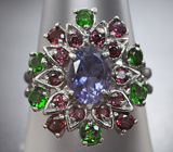 Эффектное серебряное кольцо с иолитом, диопсидами и родолитами  Серебро 925