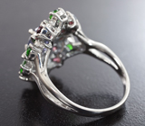 Эффектное серебряное кольцо с иолитом, диопсидами и родолитами 