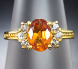 Золотое кольцо с оранжевато-желтым сапфиром 1,34 карата и лейкосапфирами