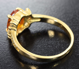 Золотое кольцо с оранжевато-желтым сапфиром 1,34 карата и лейкосапфирами Золото