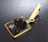 Золотой кулон с уникальным резным 3-D турмалином 15,94 карата и изумрудами Золото