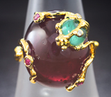 Золотое кольцо с крупным кабошоном рубина 39,37 карата, изумрудным «жучком» и бриллиантами Золото
