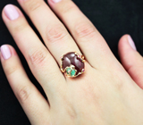 Золотое кольцо с крупным кабошоном рубина 39,37 карата, изумрудным «жучком» и бриллиантами