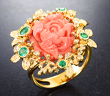 Золотое кольцо с резным solid кораллом 6,01 карата, уральскими изумрудами бриллиантами