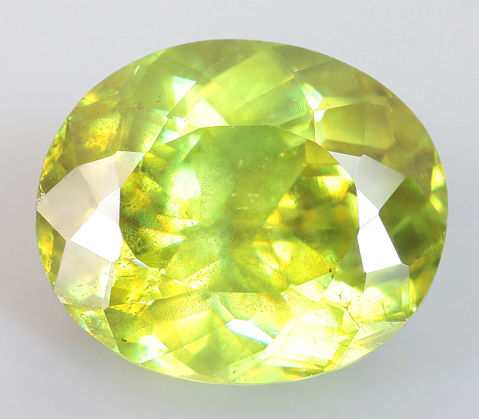 Зеленый сфен 2,7 карата