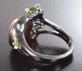 Серебряное кольцо с солнечным камнем с эффектом кошачьего глаза и перидотами