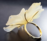 Крупное золотое кольцо с полупрозрачным резным агатом 58,9 карата и яркими уральскими изумрудами