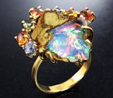 Золотое кольцо с неограненным кристаллическим эфиопским опалом в породе 7,6 карата и разноцветными сапфирами