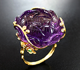 Массивное золотое кольцо с крупным резным аметистом, цаворитами и бриллиантами Золото
